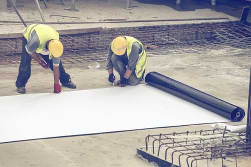roofers-installing-rolls-bituminous-500x334